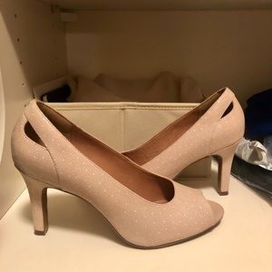 Clarks beige shoes size 9.5
